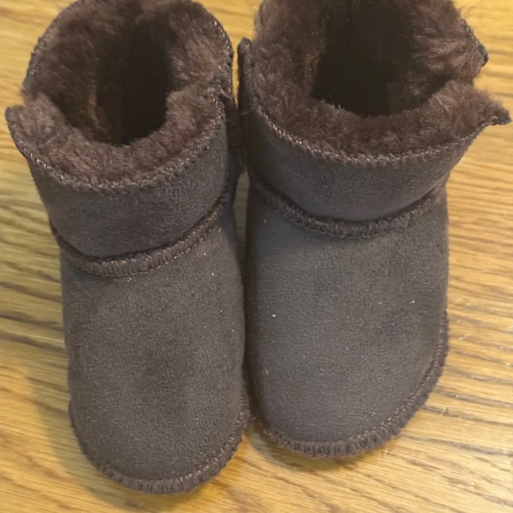 Brand New In Box : infant Ugg Erin Boots Small